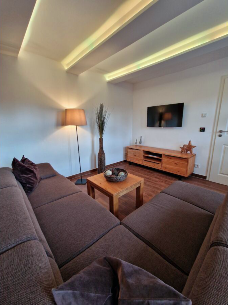 Wohnzimmer - Blick von der Sitzlandschaft auf den Fernseher