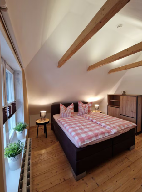 Schlafzimmer 1 - Alternativer Winkel des Bettes mit kleinem Schrank