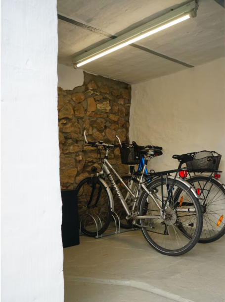 Fahrradabstellraum - Zwei Fahrräder stehen in einem Fahrradständer