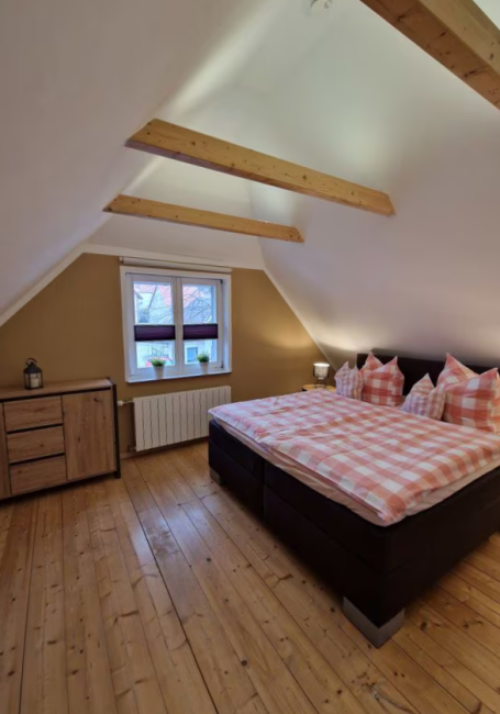 Schlafzimmer 1 - Doppelbett mit Nachtschränken und eine Kommode
