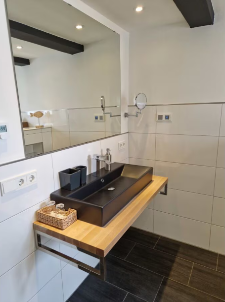 Badezimmer - freistehender Waschtisch und großer - sowie Schminkspiegel