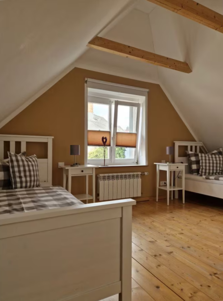 Schlafzimmer 2 - Zwei Einzelbetten mit jeweils einem Nachtschrank und Nachttischlampe